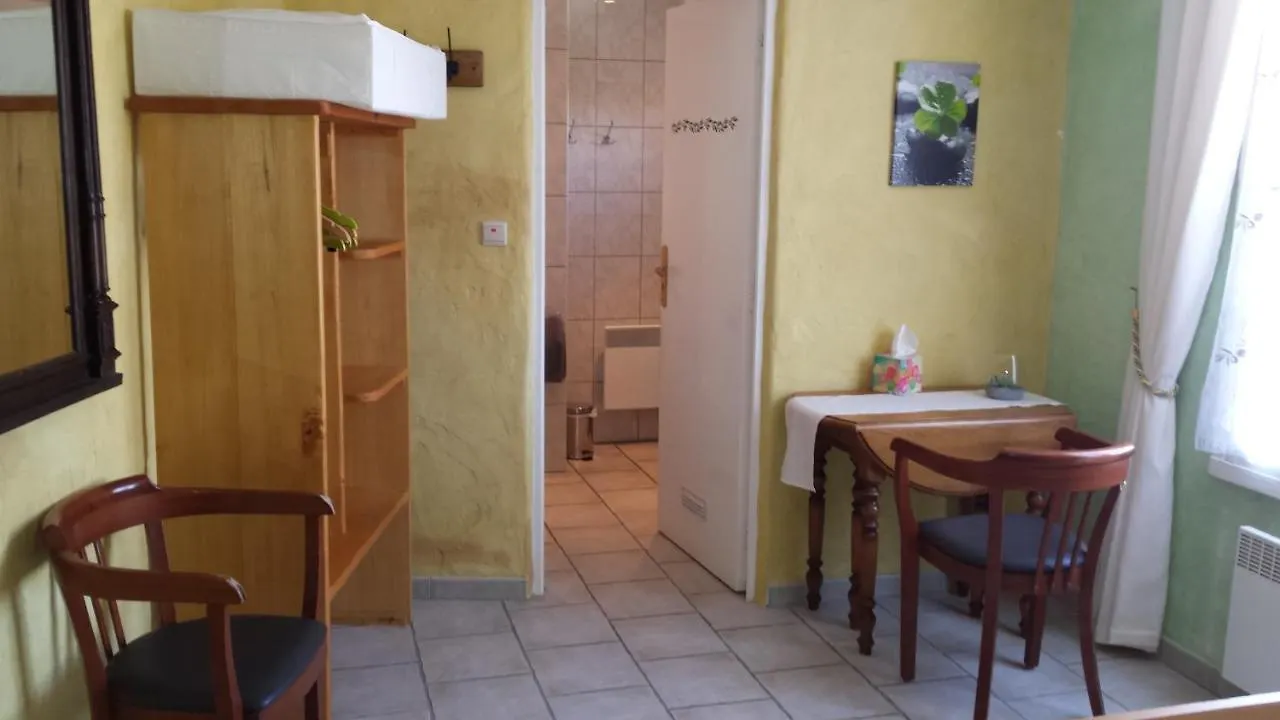 La Debottee Belge Bed & Breakfast Montesquieu  France